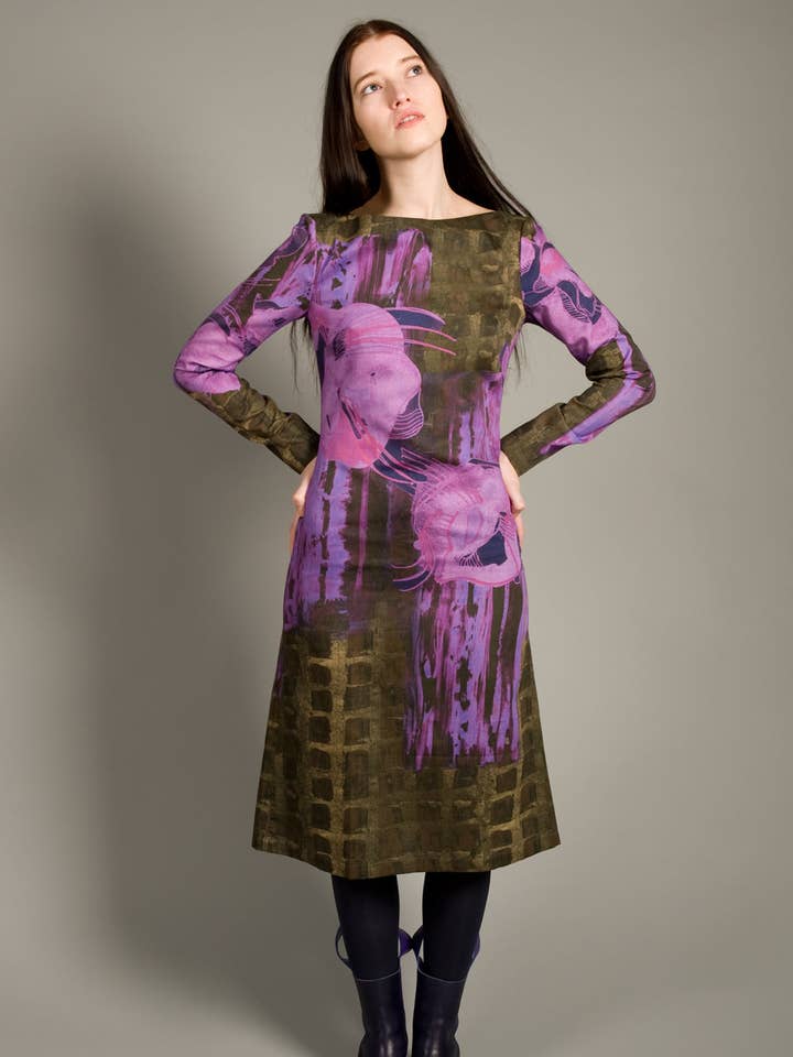 Robe droite imprimé floral en satin de coton biologique pour la vente par Clara Kaesdorf