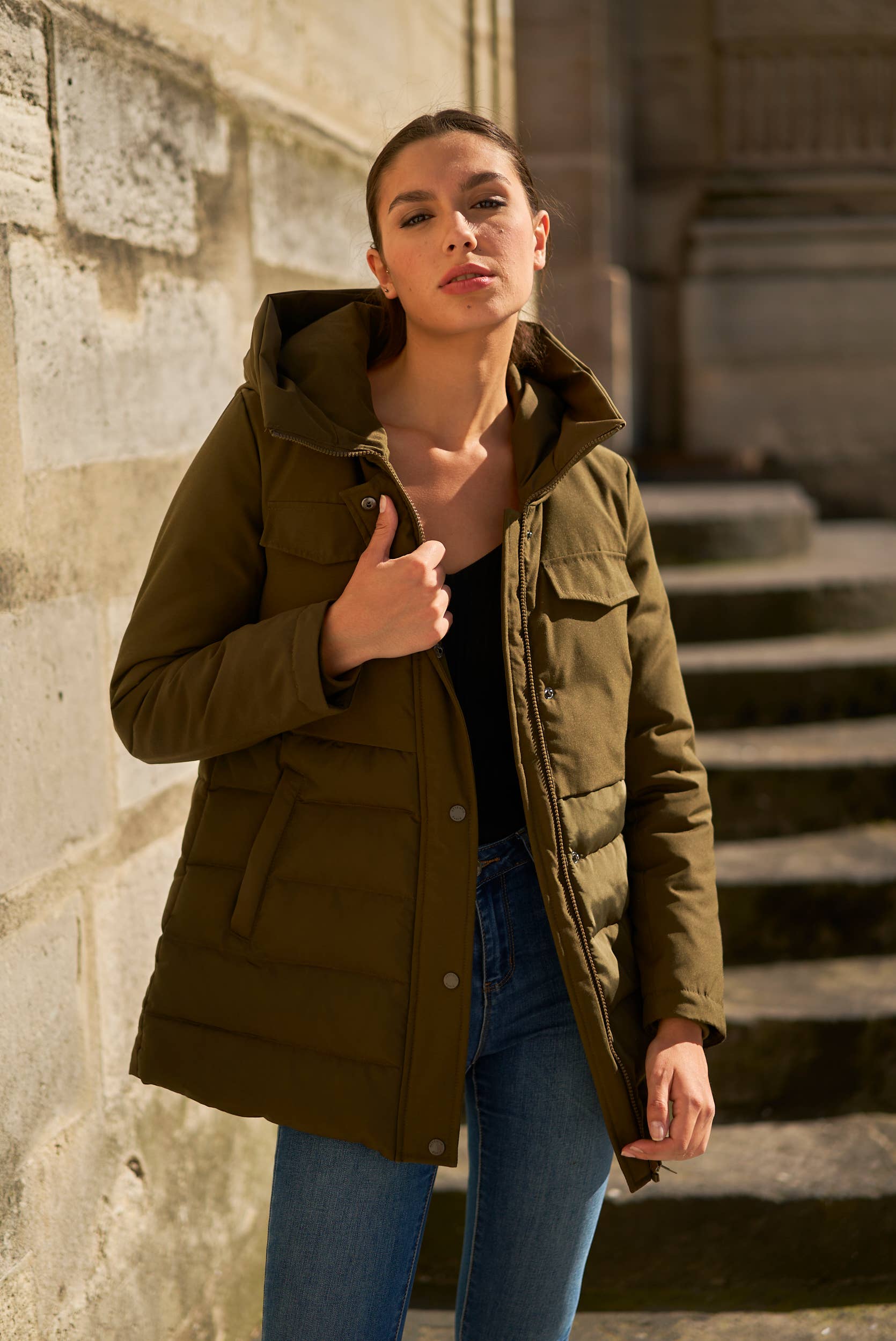 Attentif Paris – Großhandel Parka – Damen – Kurzer gesteppter Parka mit Kapuze4