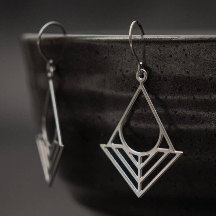 Orecchini in acciaio vintage a forma di freccia da 1,1» x 1,3» per la vendita all'ingrosso da parte di GioGio Design