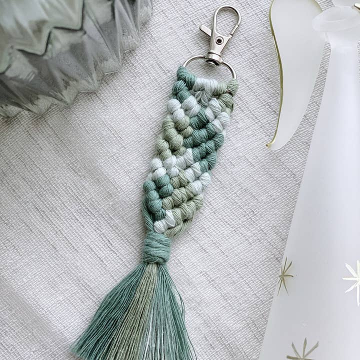 Handmade by Shelzy - Venta al por mayor Llavero - Mujer - Llavero sirena macramé tricolor3