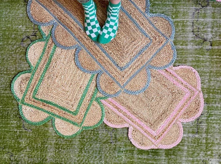 Constance & Denny – wholesale Floor mat – SPRING GREEN scalloped hand woven jute floor mat2