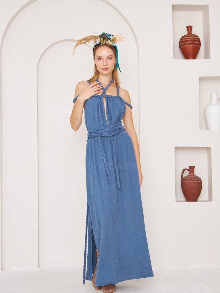 Abito blu della dea greca celeste boho con trecce per la vendita all'ingrosso da parte di bohémisse