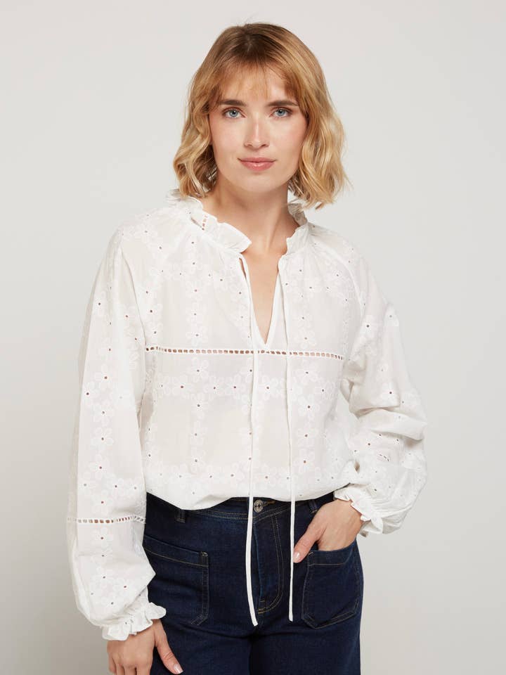 BOHO - Vit blus med spetskrage 100% bomull för wholesale av Andy & Lucy