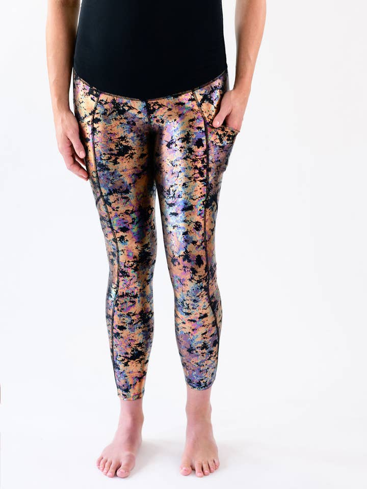 Legging 7/8 métallisé Over-Belly de Janey - Marbré métallisé pour la vente par Berkley Clothing