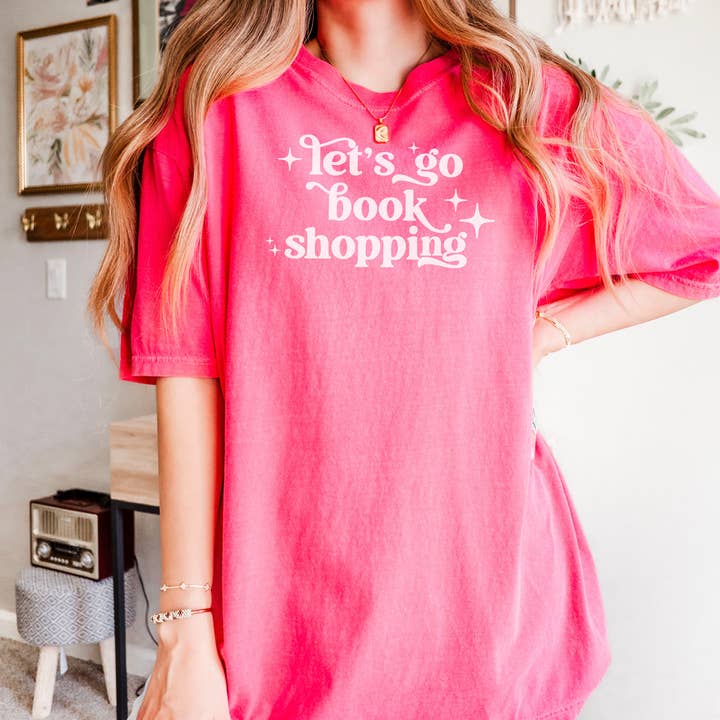 Chemise Let's Go Book Shopping Premium Comfort Colors pour la vente par The Swoon Room