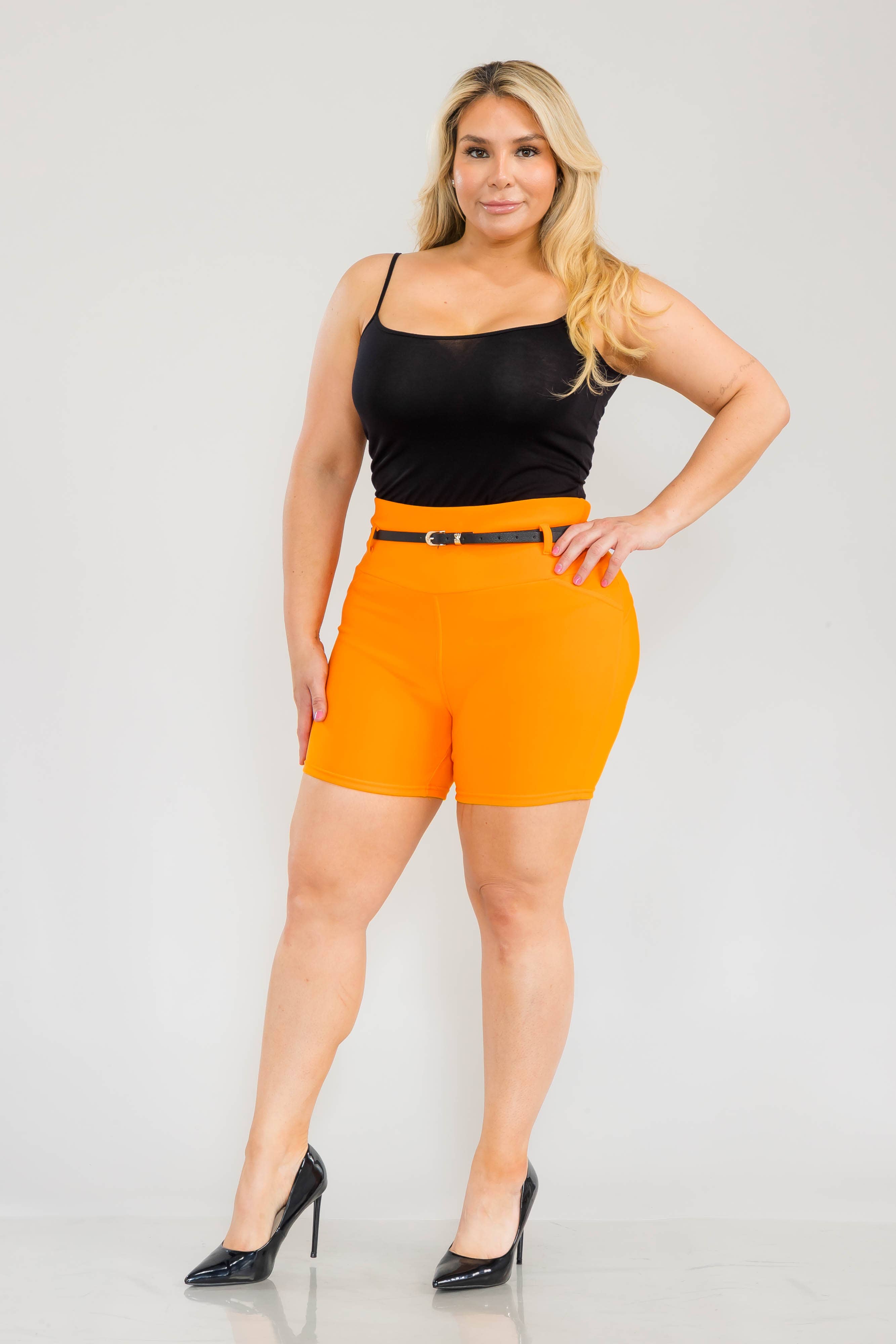REDFINCH APPAREL INC – wholesale Shorts – Dam – Kvinnors plus size skulpterande shorts med konstläderbälte6