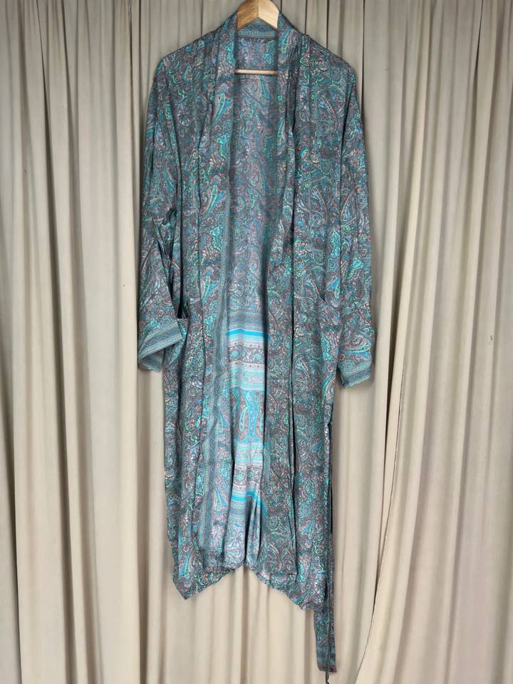 Bata Boho para Hombre Reciclada de Sari de Seda Ropa de Estar Kimono Ropa de Playa para venta al por mayor de The Eastern Loom