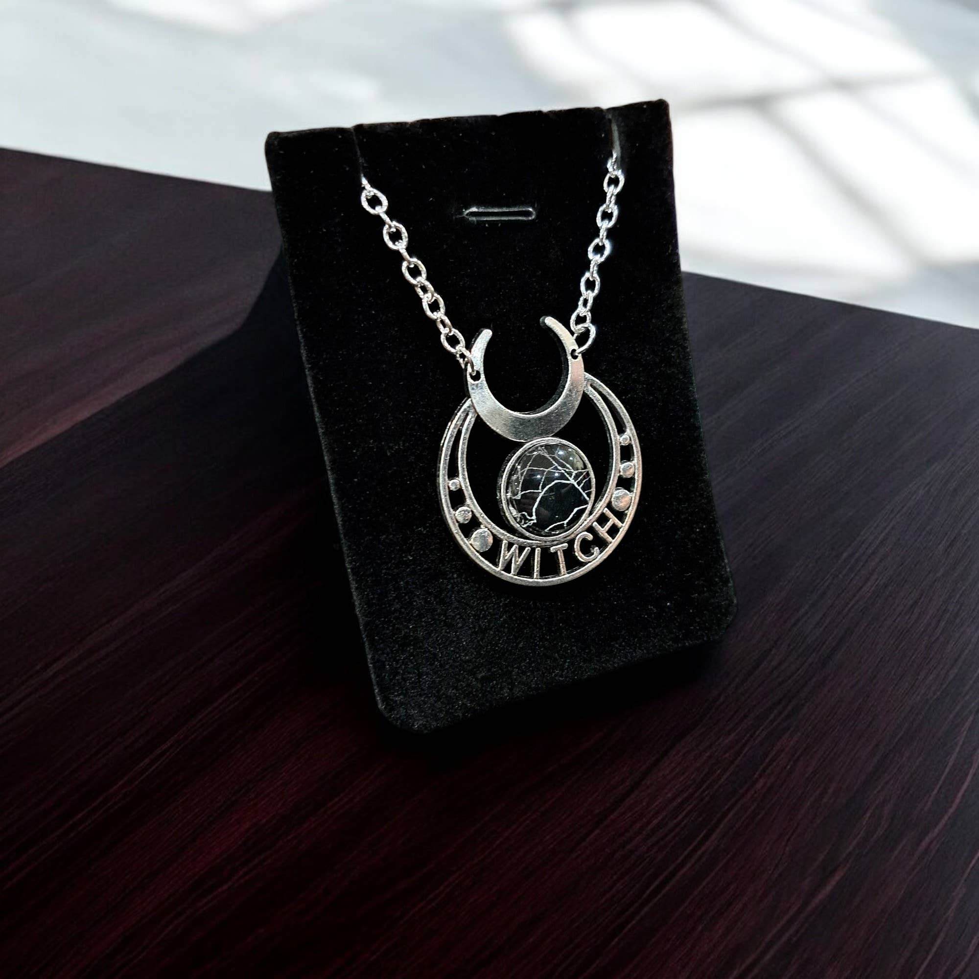 Hell Kitten RVA - Vente Colliers à pendentif - Véritable cabochon de toile d'araignée SORCIÈRE dans un sertissage en verre (Collier)1