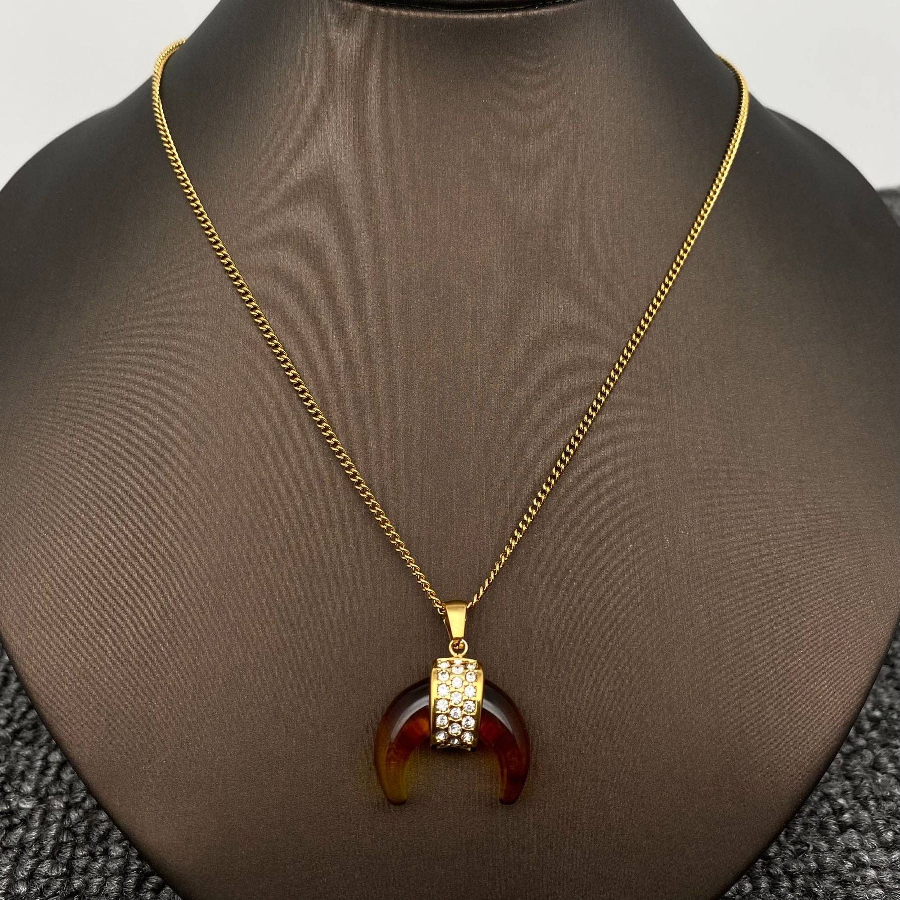 Mio Queena - Vendita all'ingrosso Collana con ciondolo/pendaglio - Collana SS placcata in oro 18 carati con ciondolo a forma di corno in resina zirconica cubica intarsiata -0