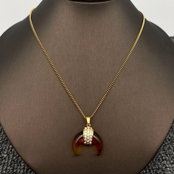 Mio Queena - Vendita all'ingrosso Collana con ciondolo/pendaglio - Collana SS placcata in oro 18 carati con ciondolo a forma di corno in resina zirconica cubica intarsiata -