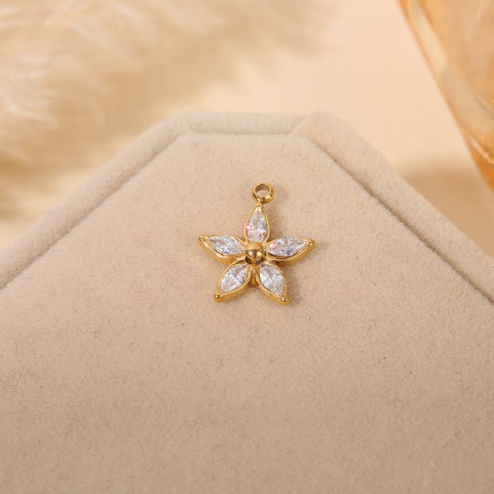 Set di 3 ciondoli dorati con fiori dai petali con strass per la vendita all'ingrosso da parte di joya