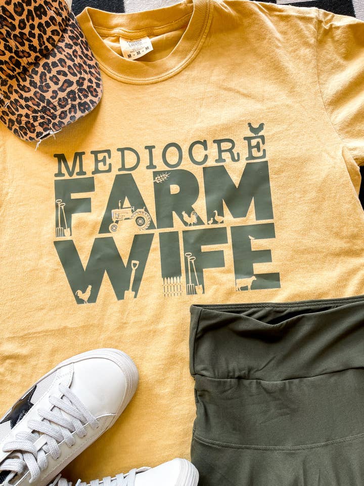 Mediocre Farm Wife | T-shirt illustré pour femmes pour la vente par Bizzy's Wholesale