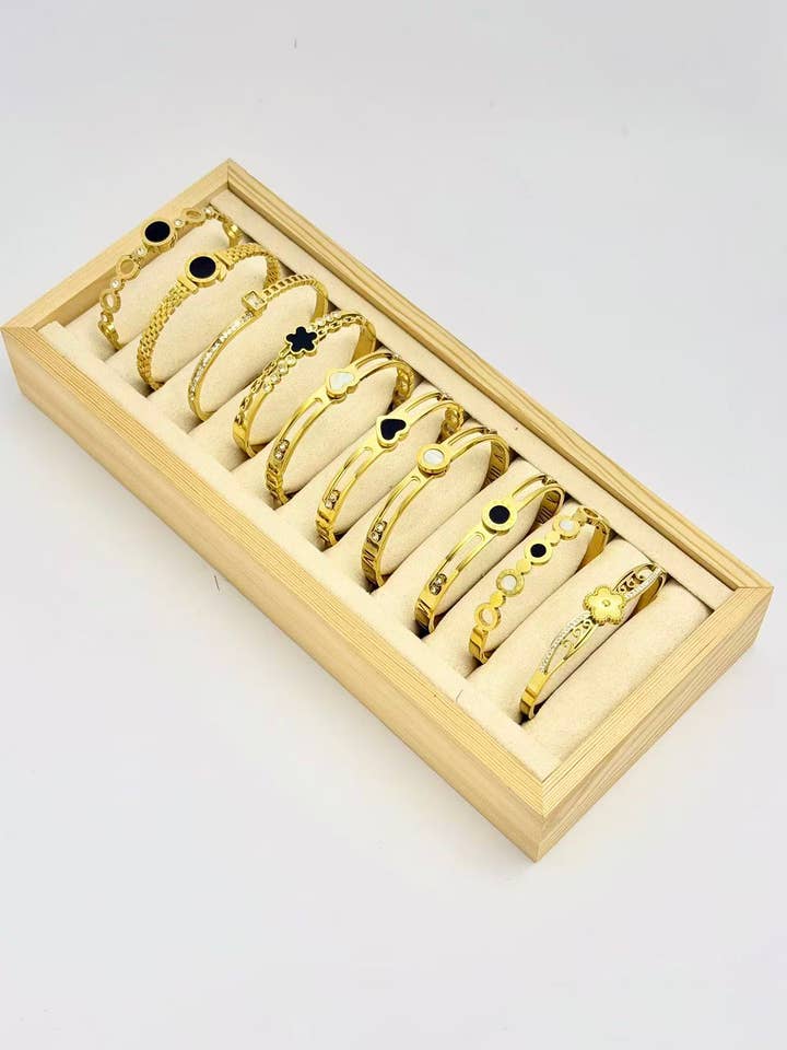 Lot 10 bracelets élégants en acier inoxydable sur présentoir pour la vente par COSMOS