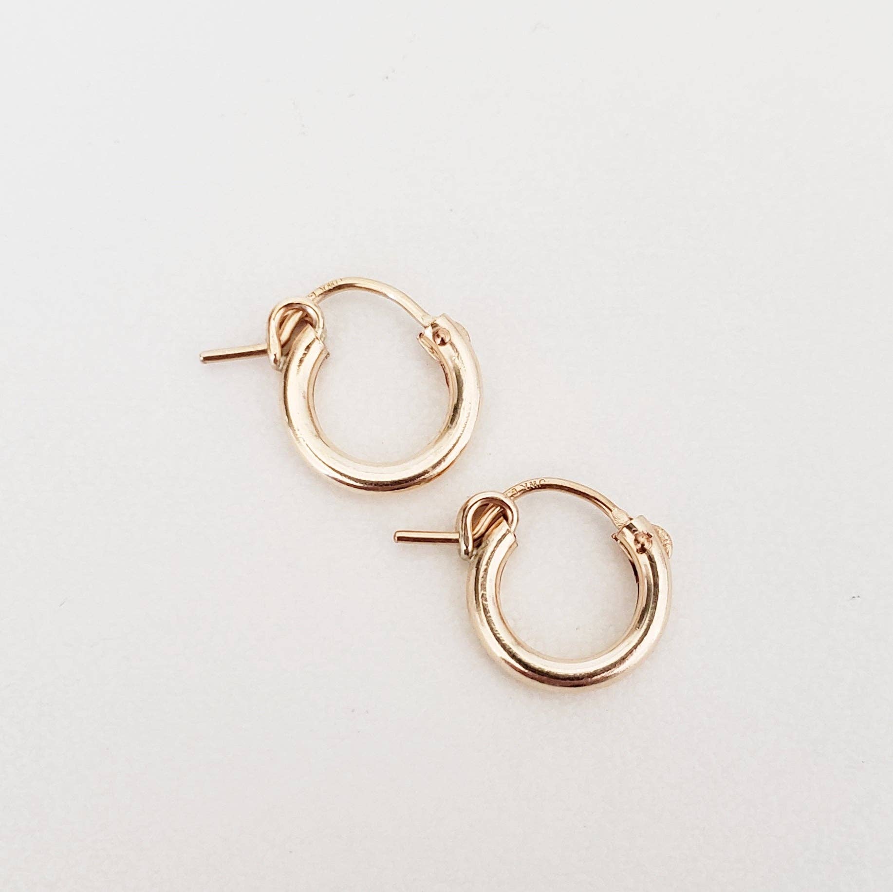 Aden + Claire Jewelry - Vente Petits anneaux - Boucles d'oreilles Huggie dorées avec perles1