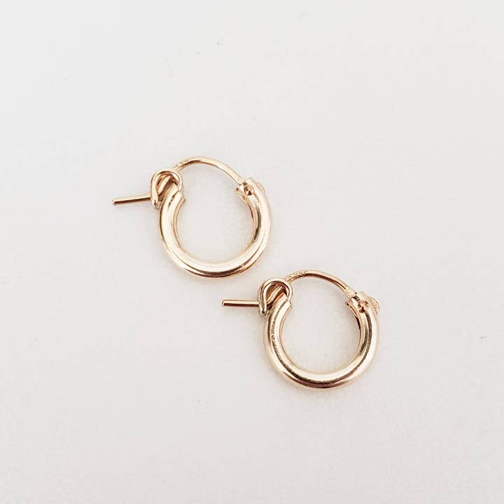 Aden + Claire Jewelry - Vente Petits anneaux - Boucles d'oreilles Huggie dorées avec perles1