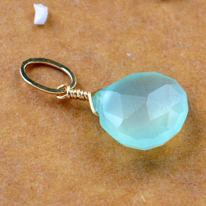 Sayuri Edelstein-Anhänger - Anhänger mit Aqua-Chalcedon-Edelstein für den Großhandel von Foamy Wader