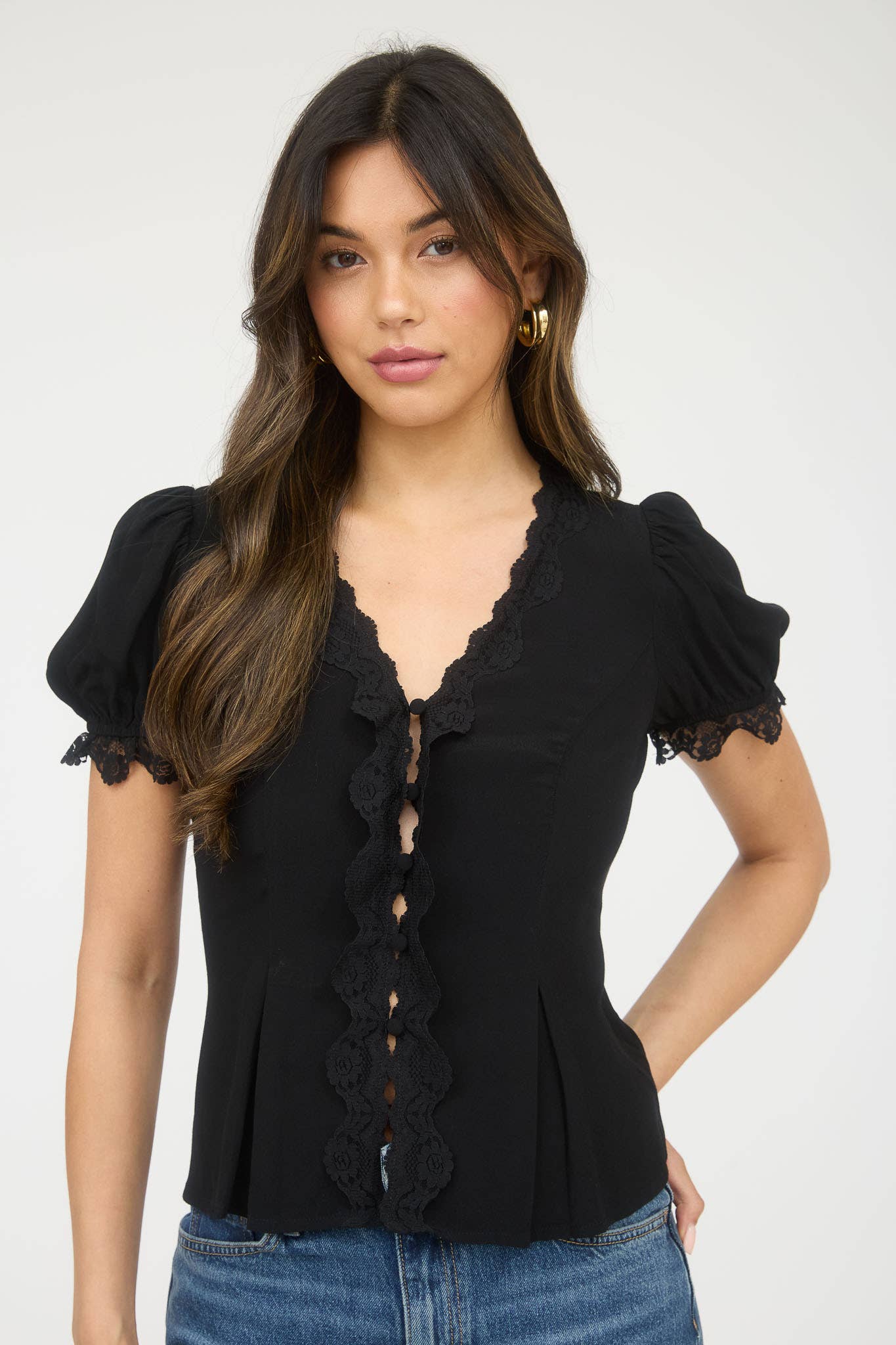 The Workshop Studio – Blusa - Mulher por atacado – BLOUSA DE MANGAS BUFANTES COM BOTÕES E RENDAS7
