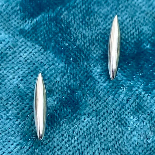 Boucles d'oreilles à tige fuselée en argent sterling pour la vente par Elizabeth Jewelry