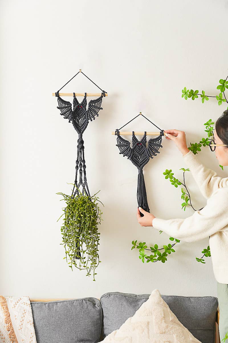 BeanDaikon - Venta al por mayor Macetas colgantes - Colgante de pared de murciélago macramé, soporte para plantas y estante para Halloween6