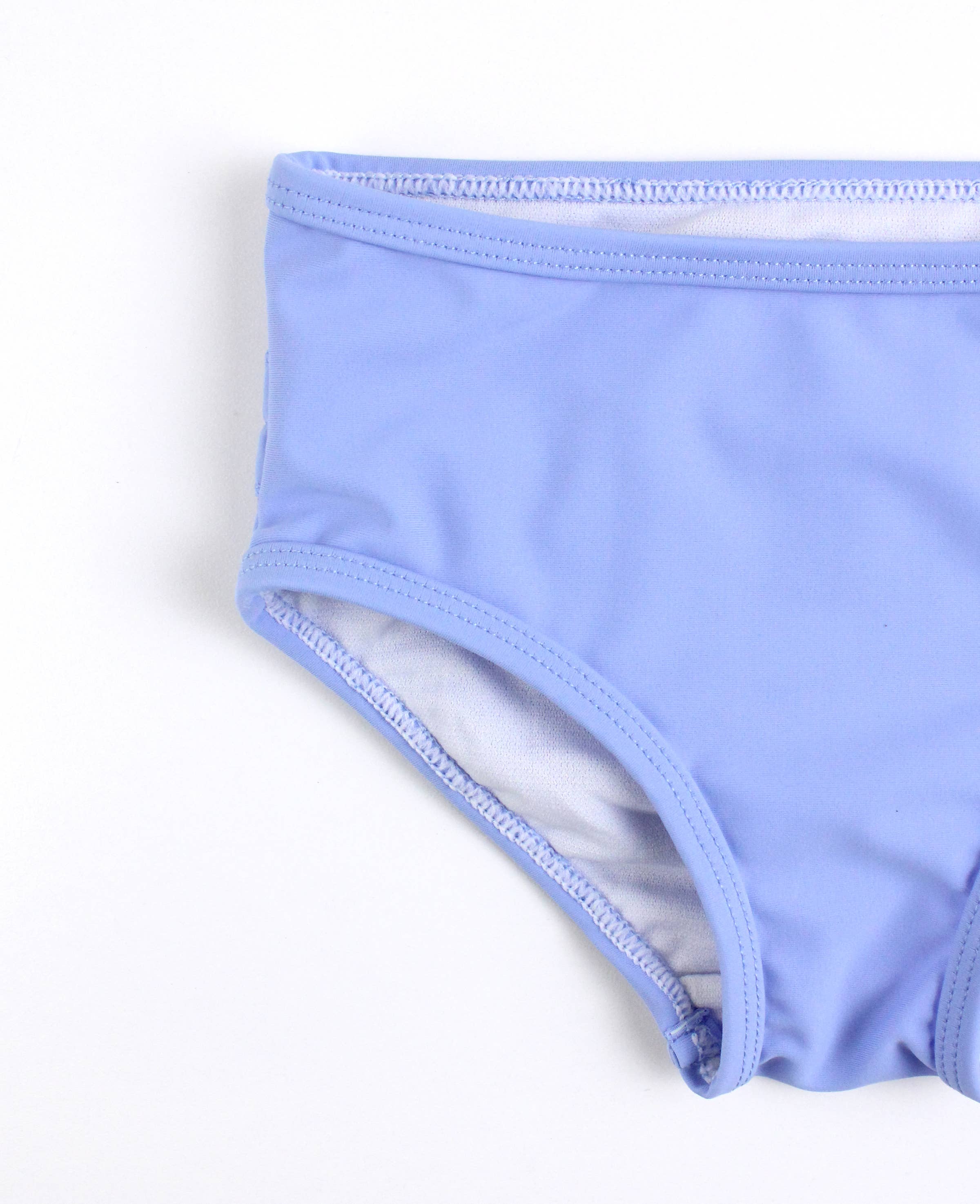 Hvid Piger Periwinkle Butterfly Garden Kammuslingkant Langærmet Rash Guard 2-delt Badedragt med Signatur Bagerste Flæser for engroshandel på Faire8