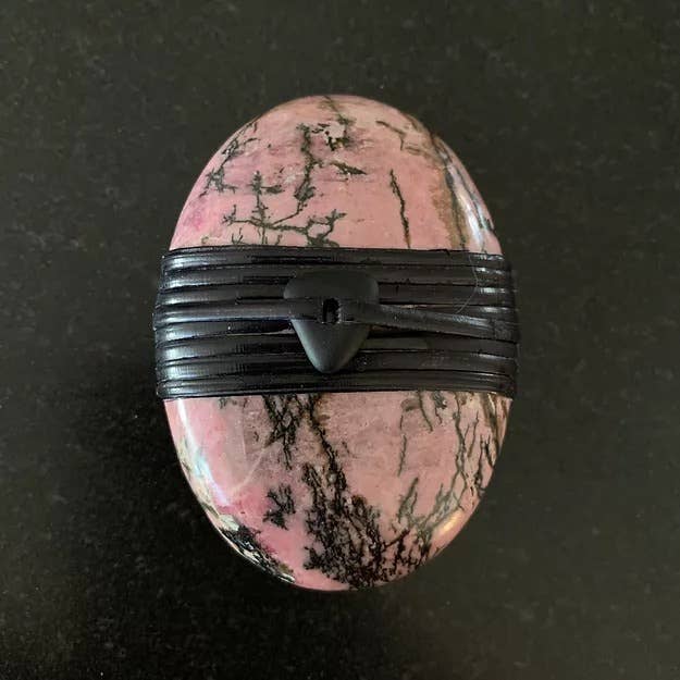 Pierre de palmier rhodonite enveloppée d'une perle de verre de mer pour la vente par Betsy Bauer Studio