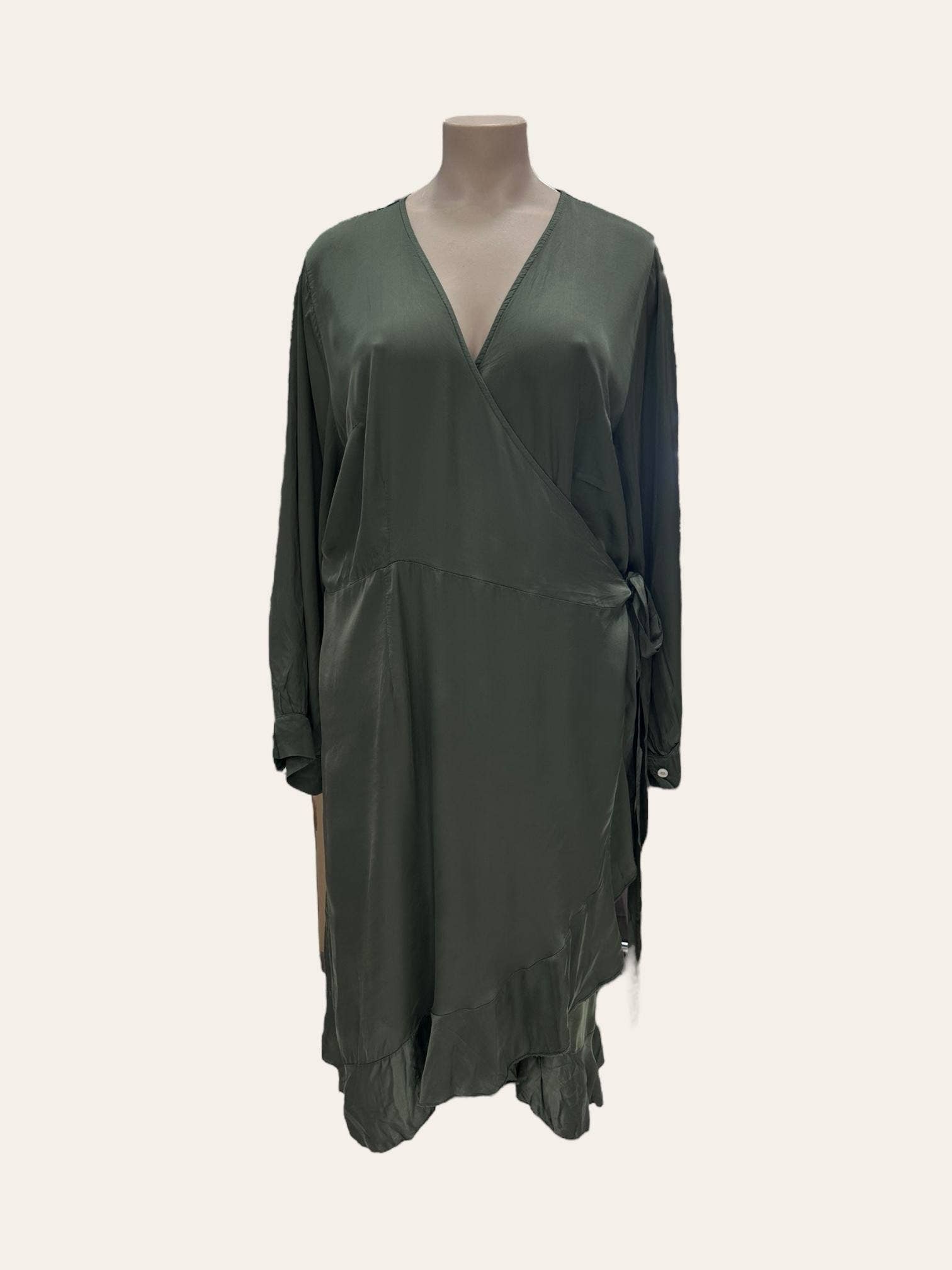 C'MELODIE – wholesale Klänning - Dam – Stor Storlek - Elegant Damklänning med Långa Ärmar8