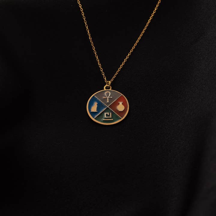 Collier en émail fait main - Pendentif symbolisant l'Égypte, pour la vente par Br Minimal Jewelry