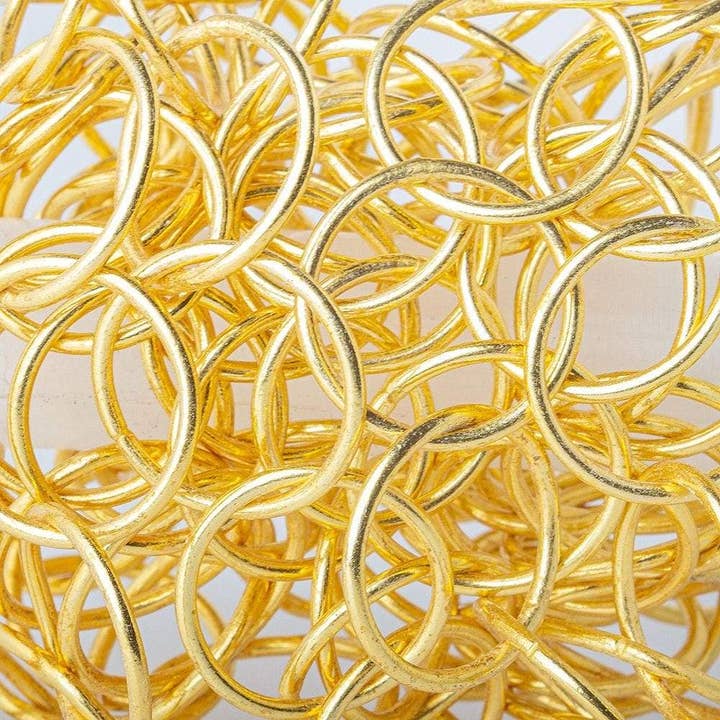 Chaîne à maillons ronds unis de 20 mm, plaquée or 22 carats, au pied pour la vente par Beads of Cambay