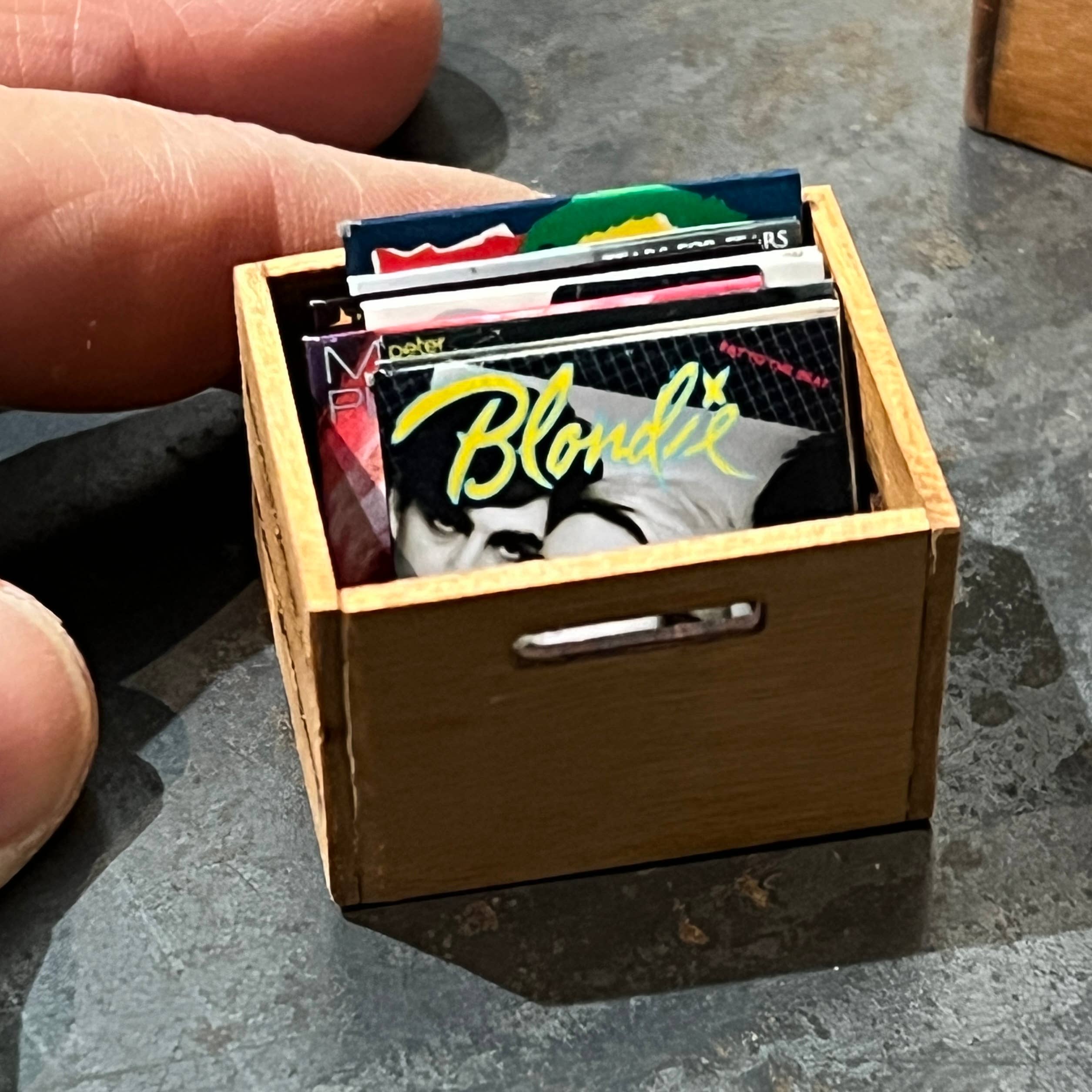 Itty Bitty Mini Mart - Vente Décorations de table - Ensemble de démarrage boutique de disques miniature « 8 en caisse » à l’échelle 1:122