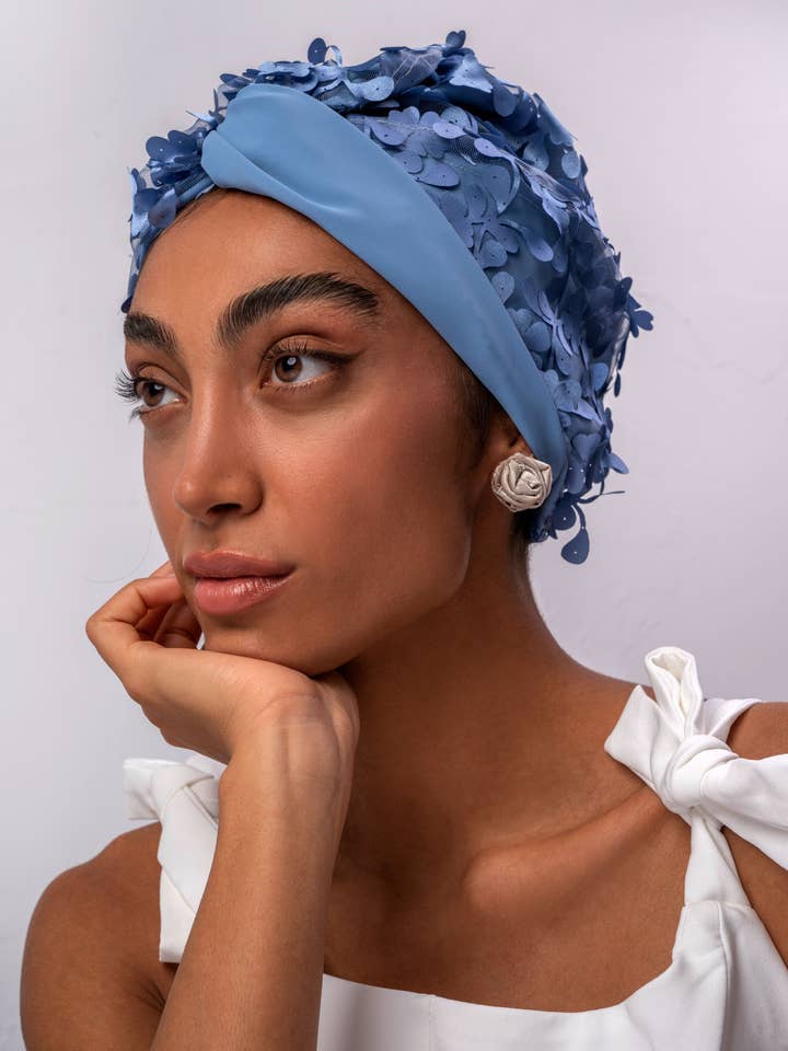 Lela Elastische Mütze mit Blumendetail für den Großhandel von FABRICCA