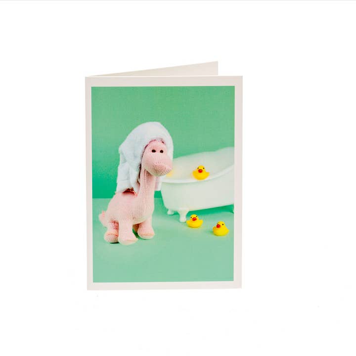 Tarjeta de felicitación de dinosaurio Diplodocus de baño rosa para venta al por mayor de Best Years Ltd