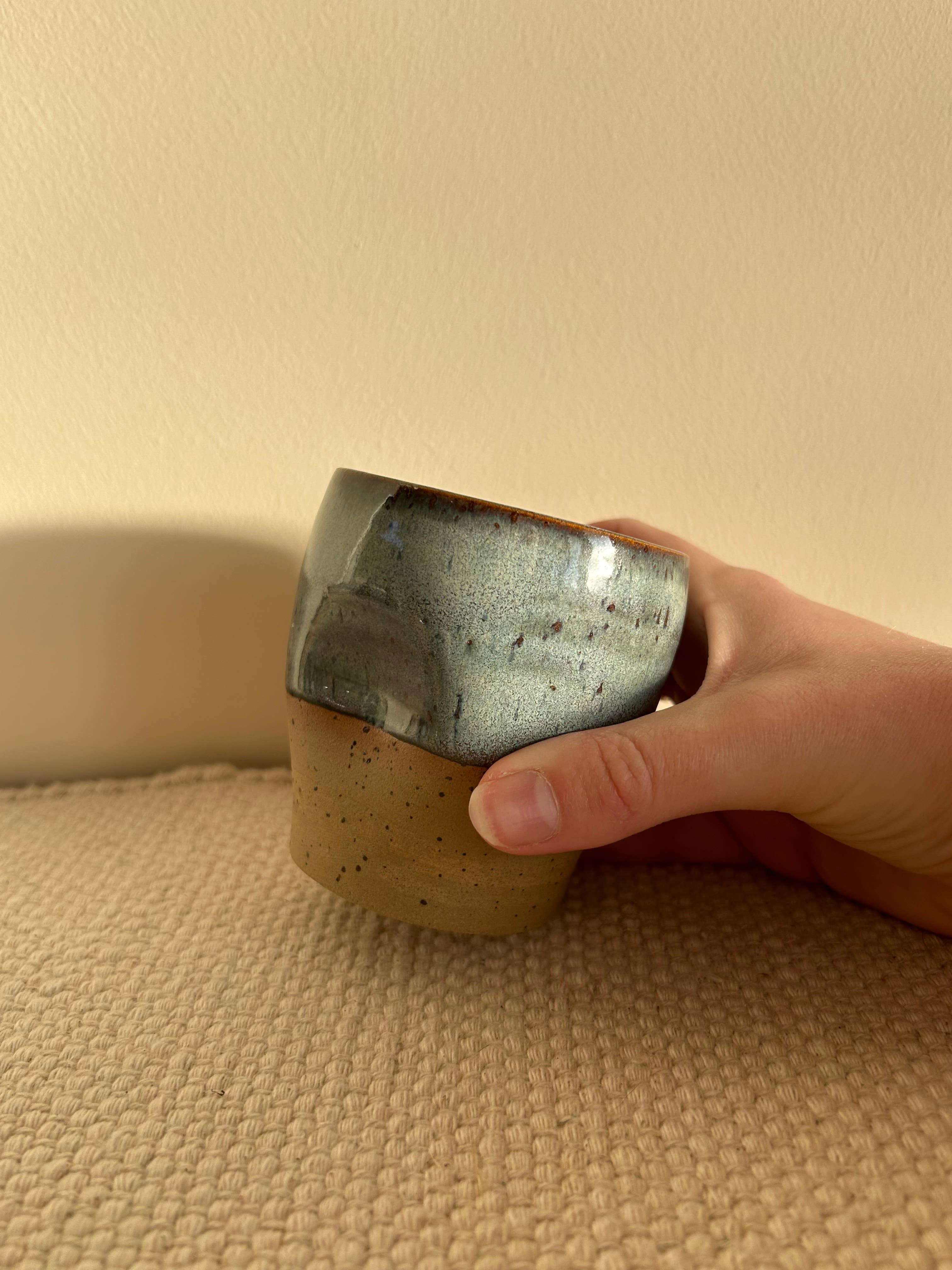 Fernweh Pottery - Vente Tasse à café/thé - Tasse à café à pois bleus2