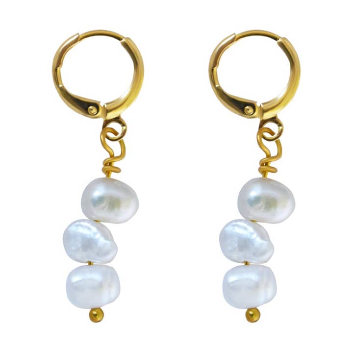 Uregelmæssige hvide ferskvandsperleøreringe | af Ifemi Jewels for engroshandel hos Ifemi Jewels