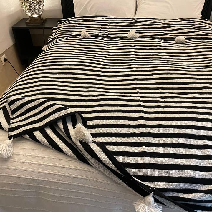 LeBazare - Wholesale Throw Blanket - Couverture rayée tissée à la main avec pompons blancs