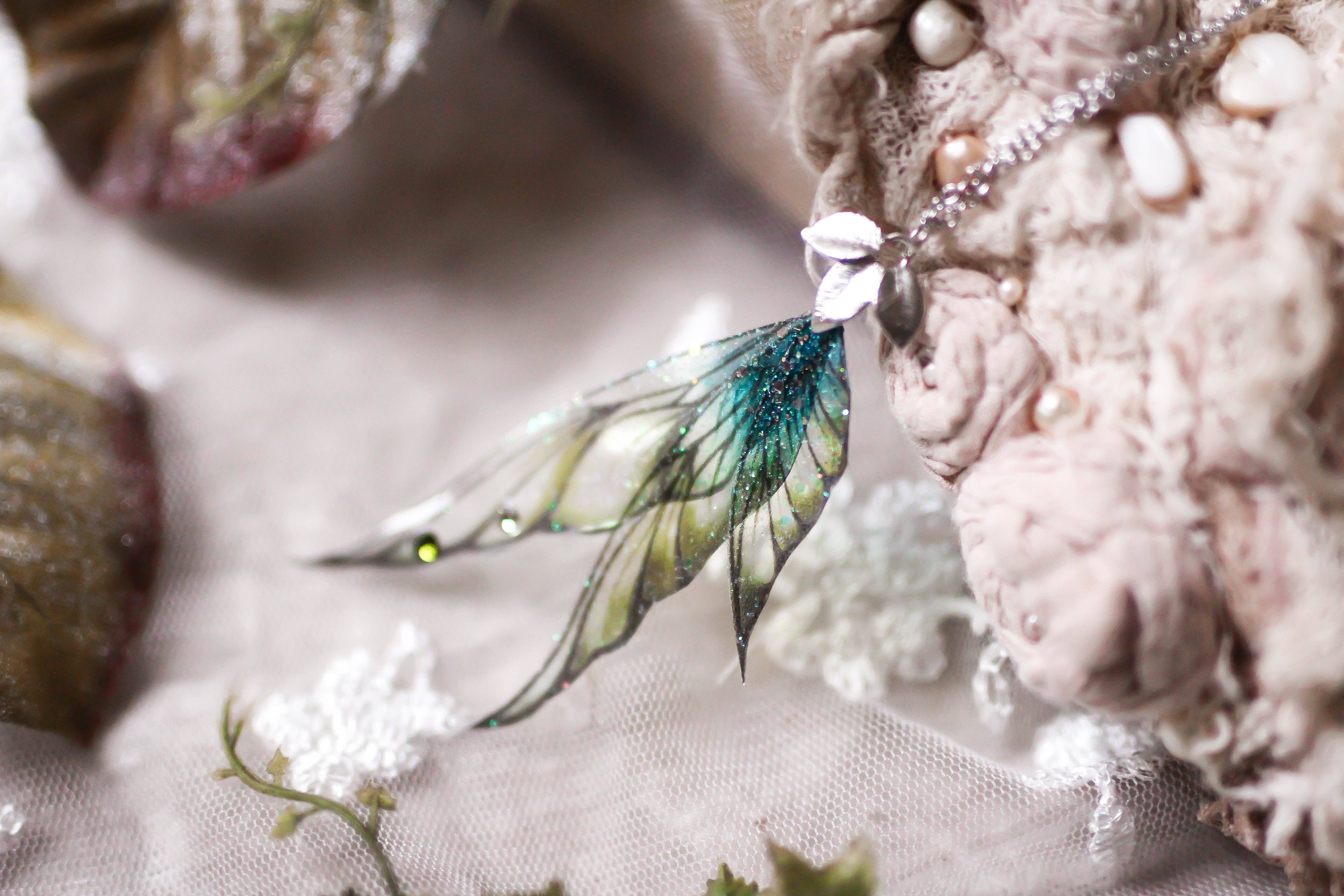 Faërie – Großhandel Kette mit Anhänger/Charm – Vine Fairy – feine Halskette mit drei Feenflügeln in Pfauenblau und Grün1