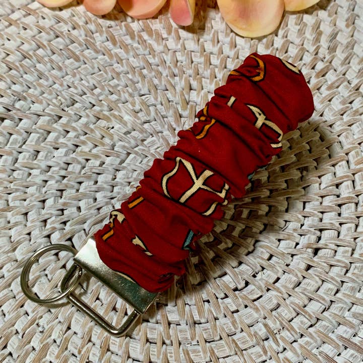 Handgjord Scrunchie Nyckelring - Boho Retro - Röda Fredstecken för wholesale av Ann Gregory Designs