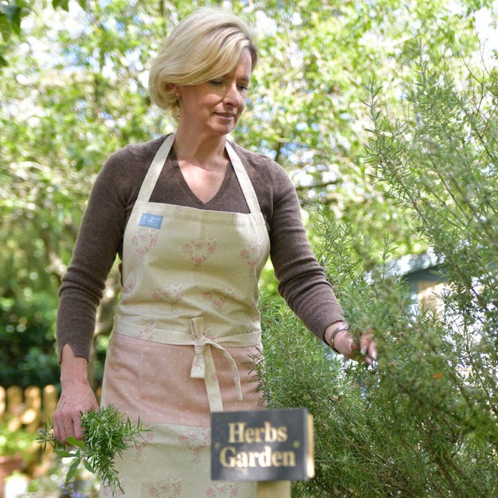 GREMBIULE CON CUORE DI ROSE per la vendita all'ingrosso da parte di Vero's World