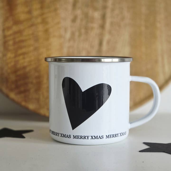 Enamel mugs with heart and the phrase "merry xmas" for wholesale by Farbrausch