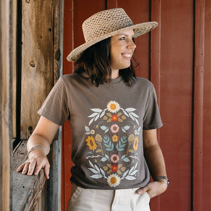 T-shirt d'automne à motif floral - Espresso pour la vente par Paper Farm Press