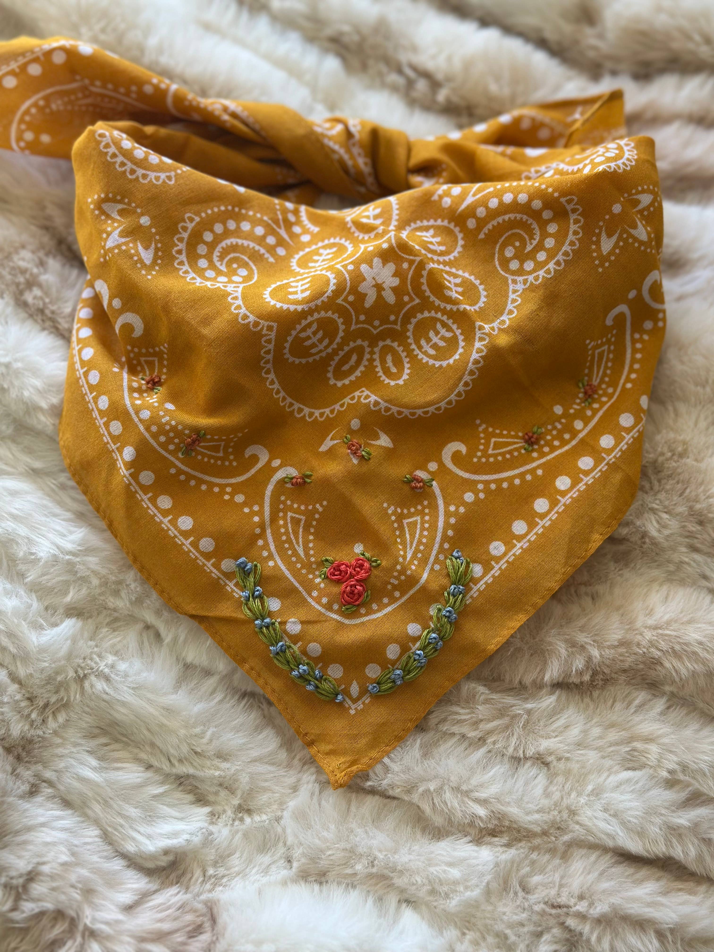 Little Lamb Designs – Engroshandel Bandana - Dame – Gul bandana med blomsterbroderi1