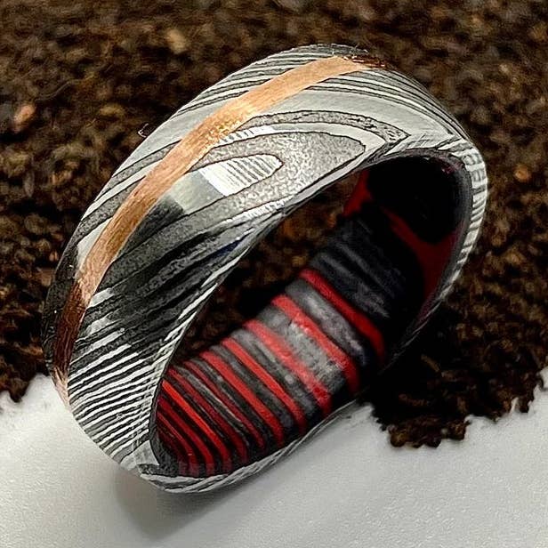 Damaststahlring mit Holzmantel – Handgefertigt, rustikale gehämmerte Oberfläche, einzigartiges minimalistisches Design für den Großhandel von RustyStudioUSA