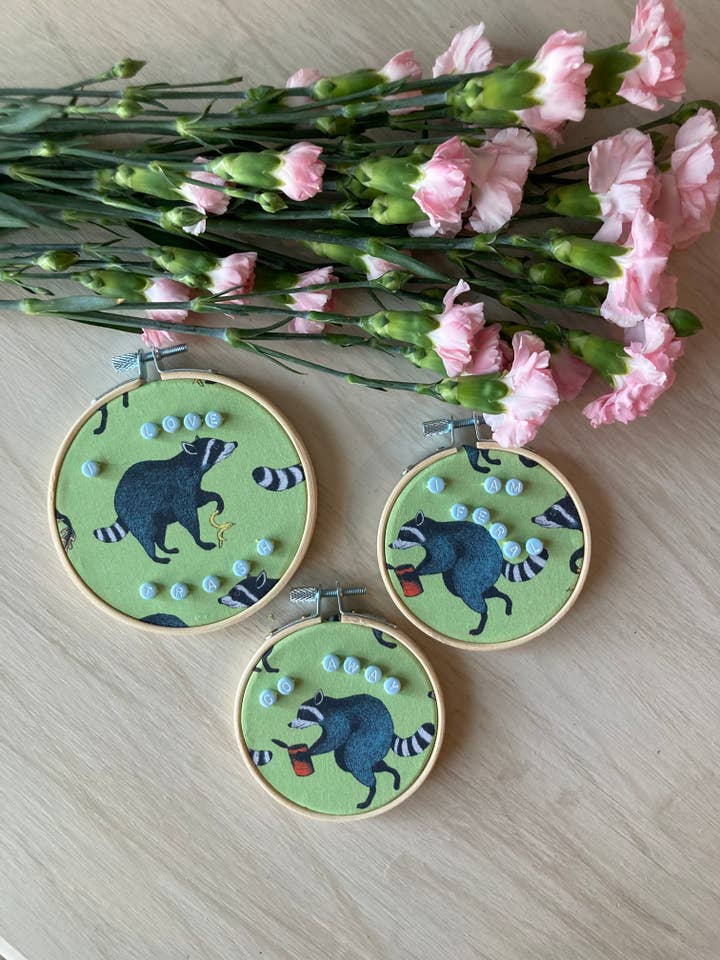 Raton laveur / Broderie de perles pour la vente par Budding Flowers Art