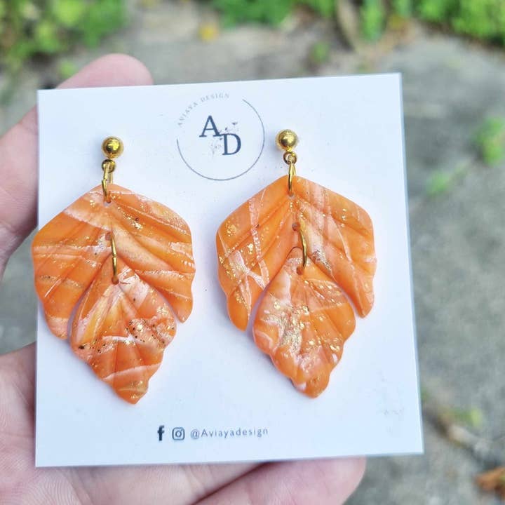 AviayaDesign – wholesale Hängande örhängen – Lax färgat blad