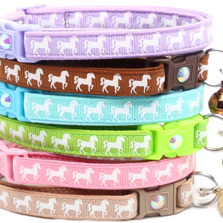 Coleira de Gato de Libertação Rápida White Horses por atacado de From Pugs to Persians Pet Accessories, LLC