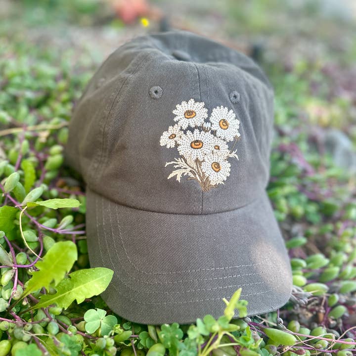 Chapeau brodĂ© de marguerites â Casquette en coton floral pour les amoureux des plantes pour la vente par Plant Scouts