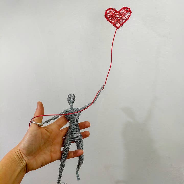 Haritopoulou - Venta al por mayor Escultura - Escultura roja del alambre del metal del hombre oído, escultura moderna1