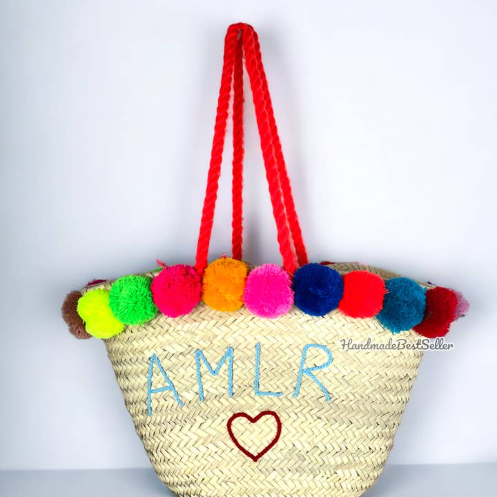 Personalisierter Strohkorb mit Pompons für den Großhandel von HandmadeBestSeller