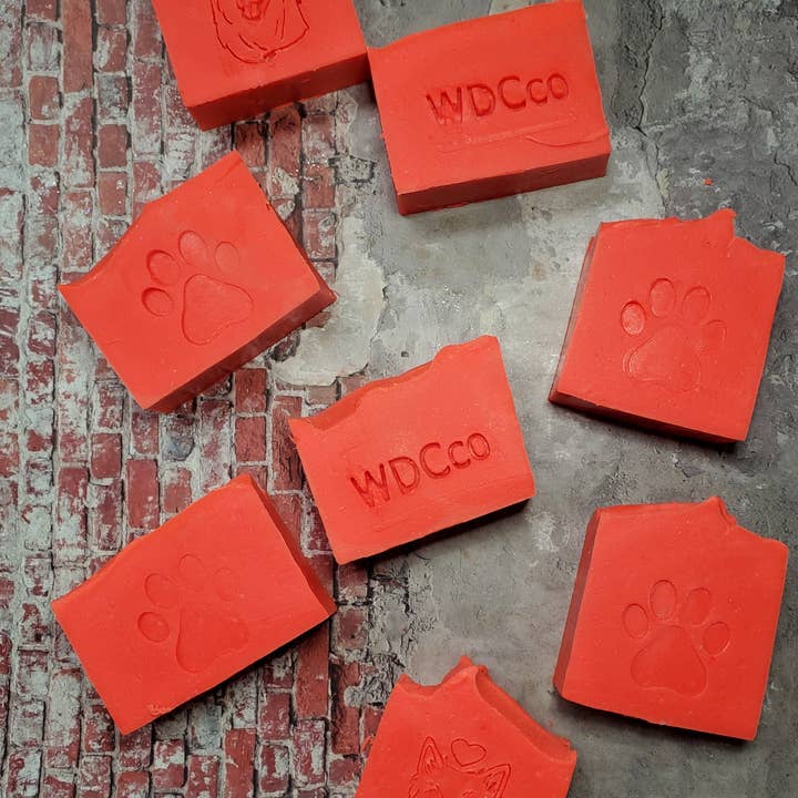 Savon à épices en bois de teck pour la vente par White Dog Soaps & Candles