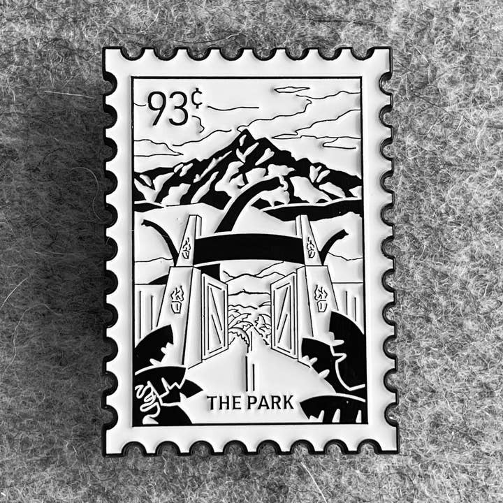 Fly till en förhistorisk park med en samlaremaljpin. för wholesale av MAD Pins