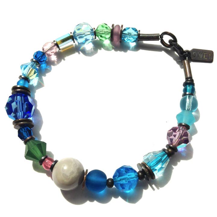 BRACELET VAGUES - NUANCES DE VERRE BLEU, CRISTAL ET AGATE pour la vente par Owen Glass Collection